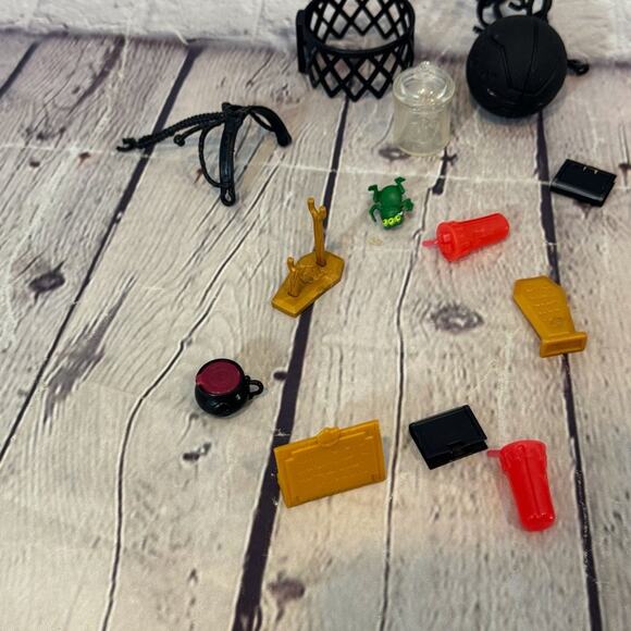 Monster High Assorted Lot of Doll Accessories - Picture 3 of 5